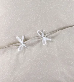 Nørgaard Madsens Sengetøj - Baby - Natur m. Prikker